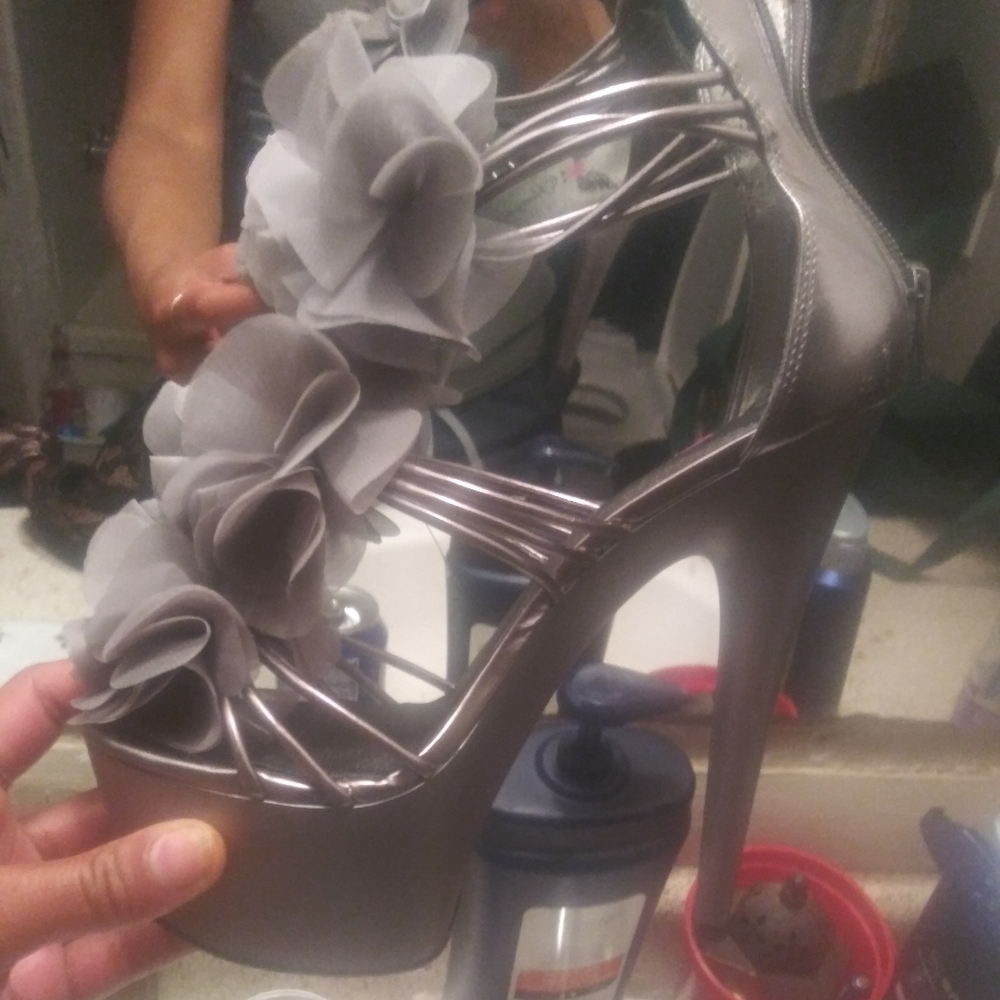 Heels - Picture 2 of 3